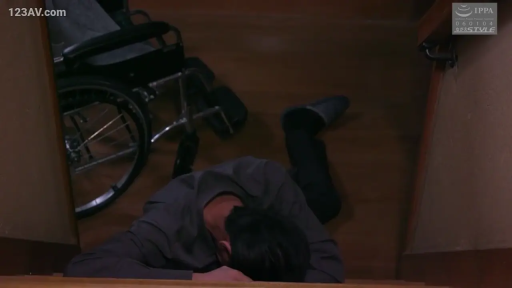 室内 · 俯卧 · 剧情 · 休闲服 · 昏迷 · 轮椅