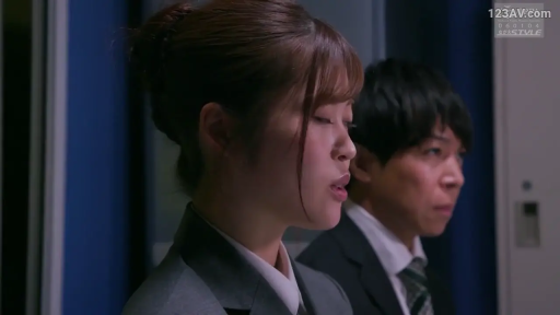 室内 · 面部 · 站立 · 微笑 · 熟女 · 黑色休闲服 · 暧昧接触