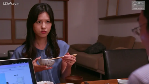 坐姿 · 严肃 · 半身 · 休闲装 · 居家 · 餐厅 · 进食 · 碗筷