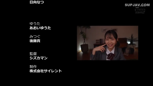 脸部特写 · 面对镜头 · 室内房间 · 甜美微笑 · 室内盆栽 · 校服套装 · 手指抵脸 · 演职员名单字幕