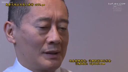 室内 · 严肃 · 脸部特写 · 白衬衫 · 谈话 · 正面 · 中年男性