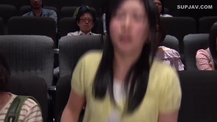 Stand · 惊恐 · 痴汉 · 黄色短袖 · 电影院 · 电影院座椅 · 逃跑