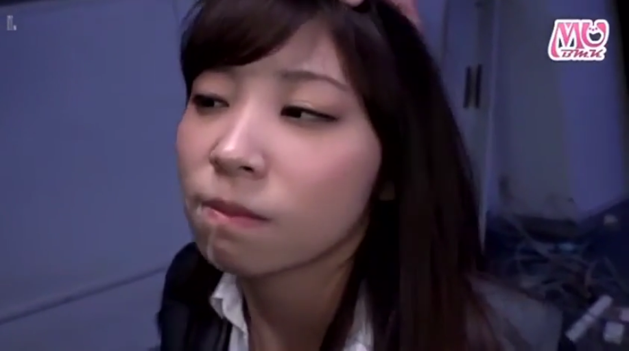 室内 · 脸部特写 · 职业装 · 仰头