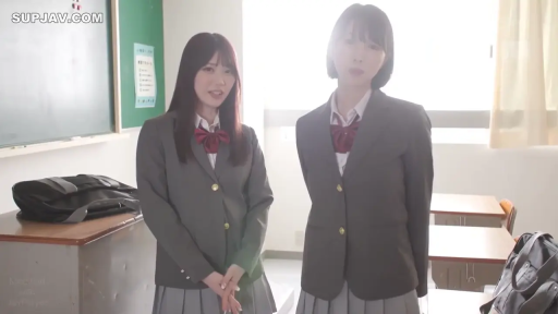 校服 · 教室 · 中景 · 站姿 · 微笑 · 对话 · 黑板 · 学生