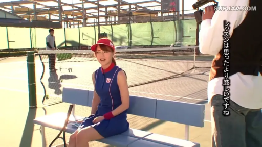 Sitting Posture · Medium shot · Interview · 网球服 · 网球场