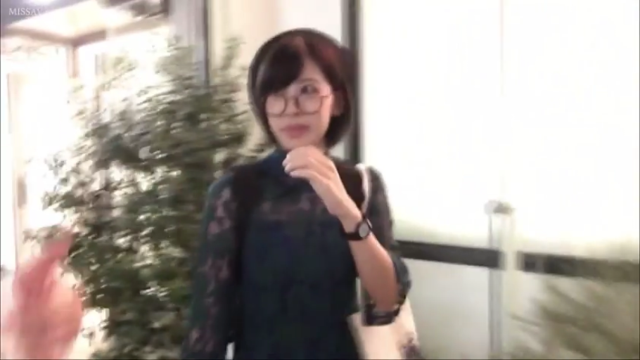 Stand · 自然 · Outdoor · 走路 · 半身照 · 深色蕾丝裙