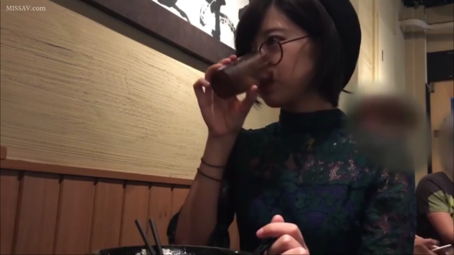 座り姿勢 · メガネ · 自然 · 半身 · 餐厅 · レースのトップ · 素人 · 饮水