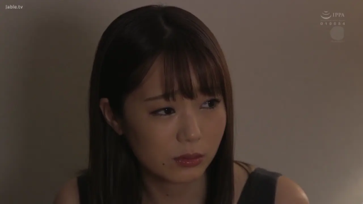 室内 · 坐姿 · 忧郁 · 面部特写 · 注视 · 日本AV · 深色无袖衫