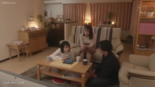 坐姿 · 专注 · 客厅 · 居家 · 远景 · 休闲服 · 平板电脑 · 看平板