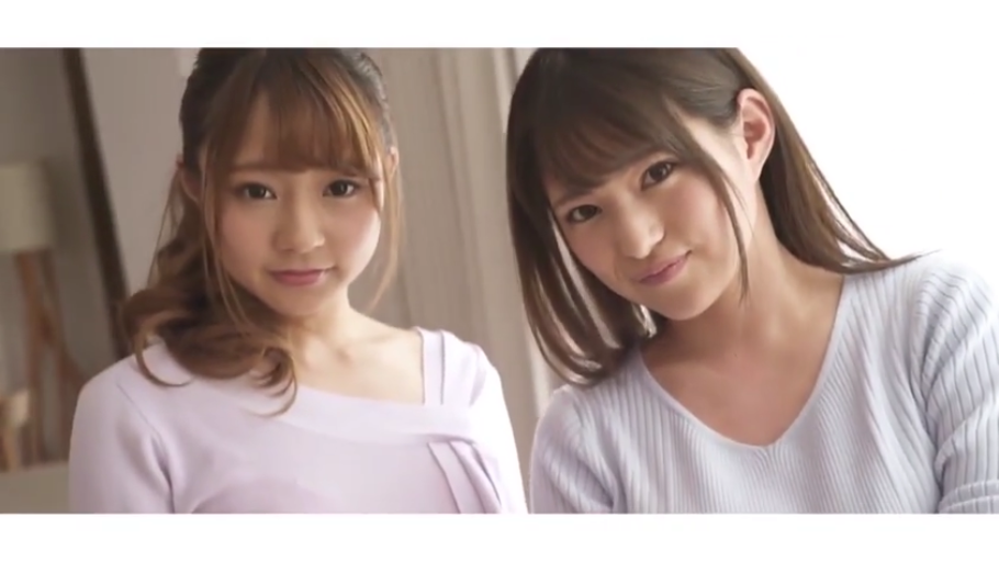 室内 · 微笑 · 针织衫 · 双人 · 注视镜头 · 靠近 · 半身像