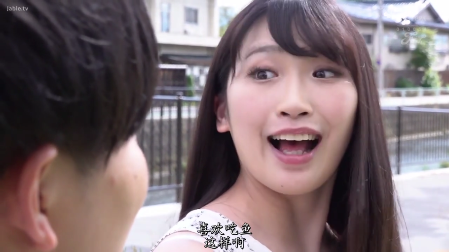 交谈 · 脸部特写 · 中文字幕 · 面对面站立 · 惊讶 · 户外街道 · 白色花纹上衣