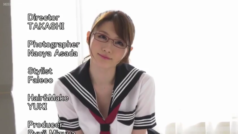 室內 · 坐姿 · 眼鏡 · 微笑 · 半身 · 注視 · 水手服 · 職員表