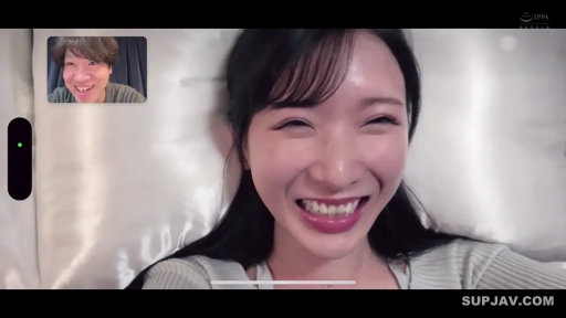 臉部特寫 · 臥室 · 居家 · 针织衫 · 躺姿 · 大笑 · 手機介面 · 视频通话