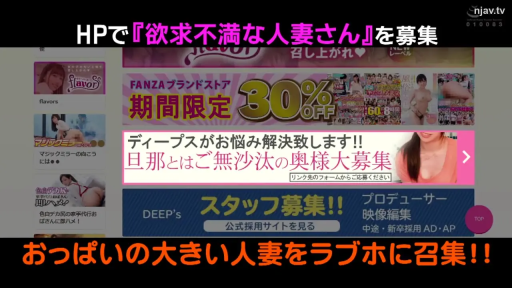 Indoor · Sitting Posture · 胸部 · Display · Smile · Casual clothes · 人妻