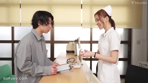 护士服 · 站立 · 中景 · 微笑 · 対話 · 诊所 · 写字板