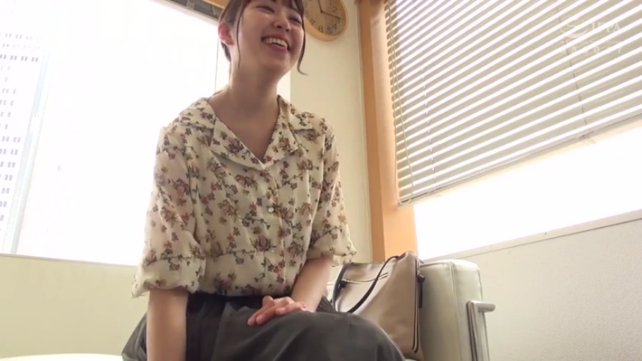 室内 · 坐姿 · 中景 · 碎花衬衫