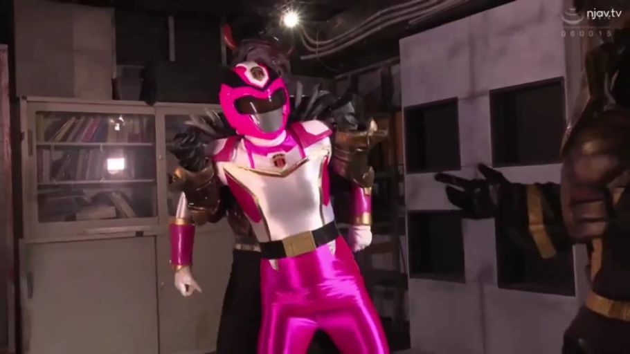 室内 · 站立 · 中景 · 书架 · 战队服 · 特摄 · 被捕