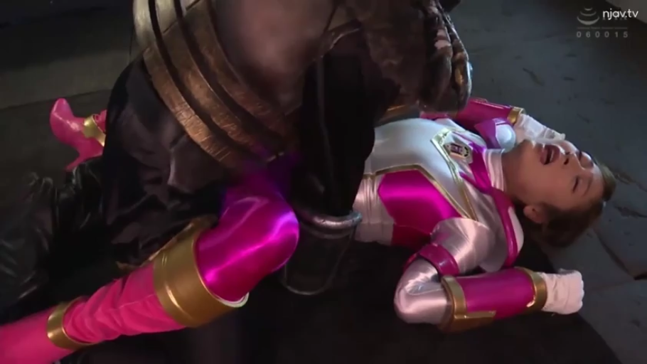 Medium shot · Supine · Pain · Dimly lit room · 侵犯 · 战队制服 · 战队系列 · 怪兽皮套