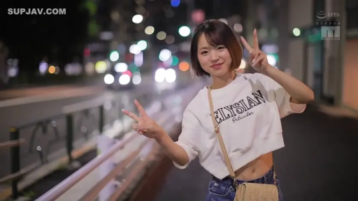 室内 · 面部特写 · 诱惑 · 正对镜头 · 网页截图 · 视频直播 · 各种居家服 · 直播间UI界面