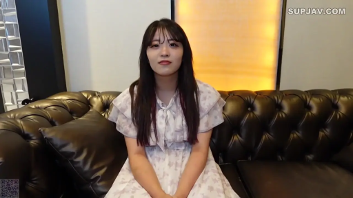 坐姿 · 中景 · 平静 · 注视镜头 · 连衣裙 · 客厅沙发 · 黑长直