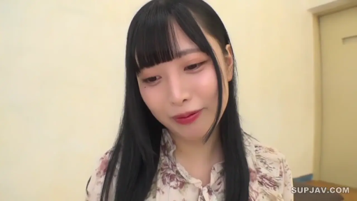 室内 · 坐姿 · 单人 · 脸部 · 微笑 · 便服 · 谈话