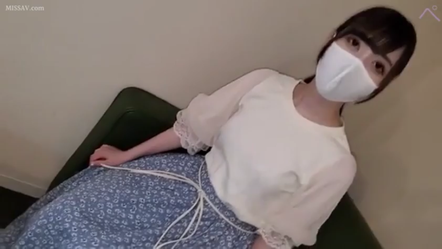 绿色沙发 · 坐姿 · 半身特寫 · 平淡 · 注视镜头 · 白绳 · 轻度束缚 · 白色蕾丝上衣与碎花裙