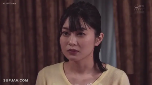 室内 · 严肃 · 面部 · 凝视 · 窗帘 · 正面 · 黄色V领上衣 · 半身肖像