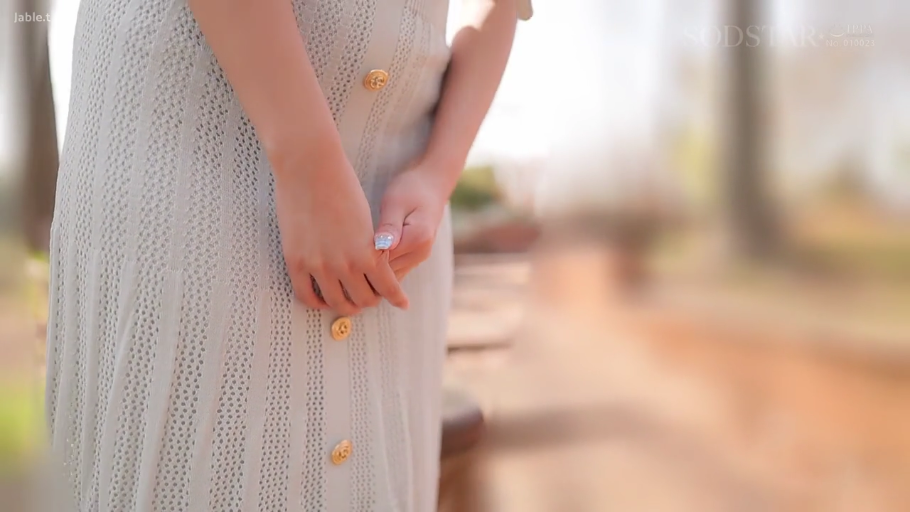 站立 · 谈话 · 挎包 · 户外 · 大笑 · 半身像 · 日文字幕 · 白色针织背心