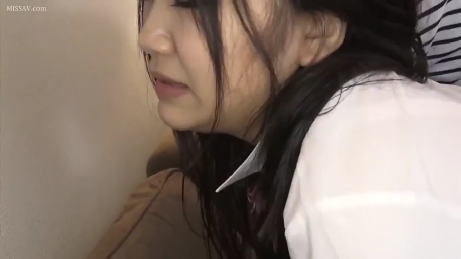 室内 · 俯身 · 脸部特写 · 白衬衫