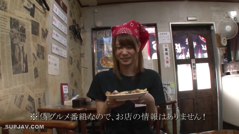 Sitting Posture · Smile · Half-body · 红色头巾 · 居酒屋 · 食物 · 展示食物 · 日本AV截图