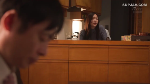 交谈 · 站姿 · 半身 · 厨房 · 针织衫 · 柜台 · 前景模糊 · 烦躁