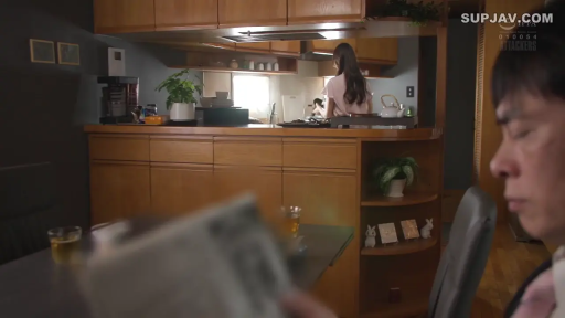 中景 · キッチン · 粉色短袖