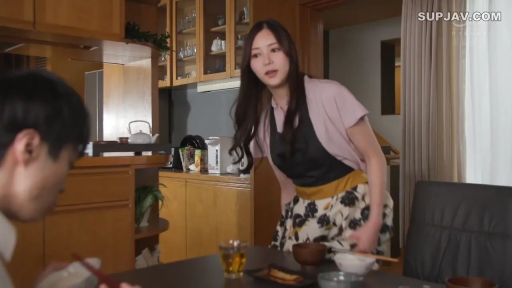 自然 · 碗筷 · 黑色围裙 · 厨房餐厅 · 居家场景 · 站立前倾 · 准备用餐