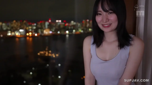 酒店房间 · 半身特写 · 城市夜景 · 注视镜头 · 甜美微笑 · 正面坐姿 · 浅紫色背心