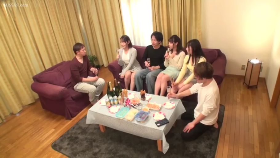 坐姿 · 全景 · 自然 · 客厅 · 酒杯 · 多人 · 日常休闲装 · 聚会饮酒