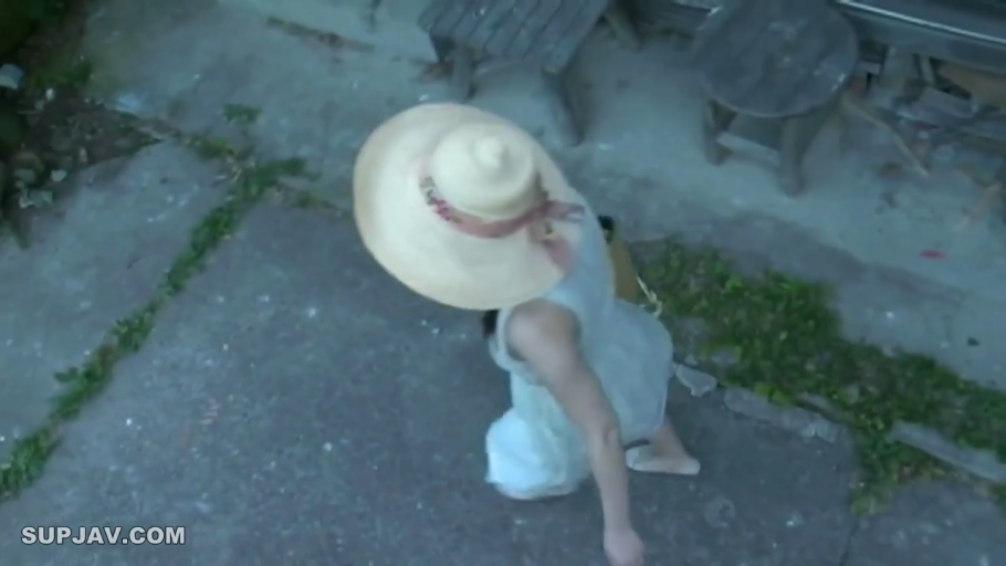 站立 · 户外 · 俯拍 · 不可见 · 白色连衣裙 · 走动 · 草帽