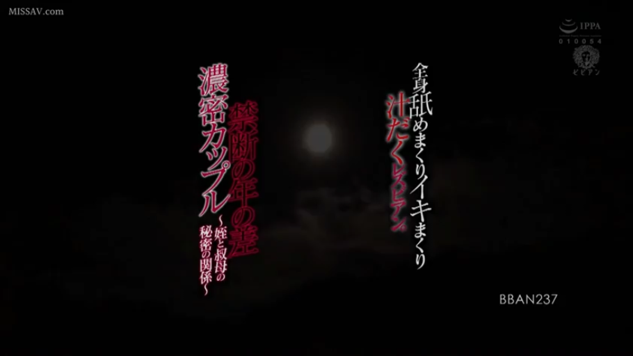 室内 · 全身 · 专注 · 自慰 · 沙发 · 裸体 · 按摩棒 · 开腿坐