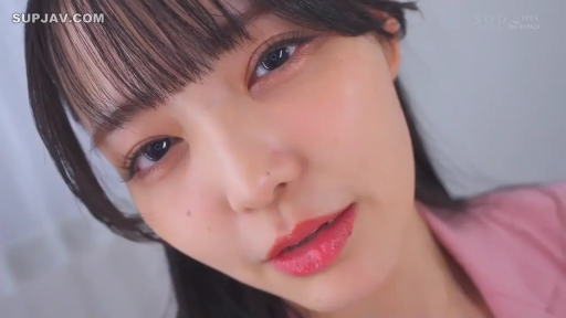 室内 · 甜美 · 注视 · 粉色上衣 · 正面 · 大特写 · 高清水印