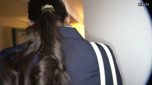 站立 · 職業裝 · 走廊 · 走动 · 背面 · 肩背包 · 窥视感