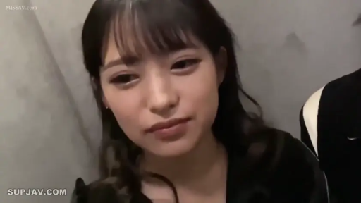 室内 · 脸部特写 · 站姿 · 自然 · 凝视 · 长发 · 黑色衣服