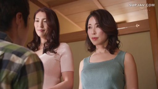 室内 · 站立 · 中景 · 微笑 · 凝视 · 针织衫 · 熟女