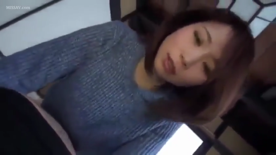 Indoor · Sitting Posture · Close-up of the face · Hazy · Chinese subtitles · Stare · Sweater