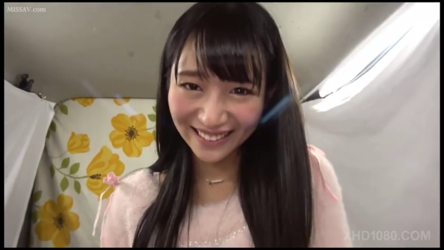 室内 · 面部特写 · 注视 · 甜美微笑 · 粉色毛衣 · 正对镜头