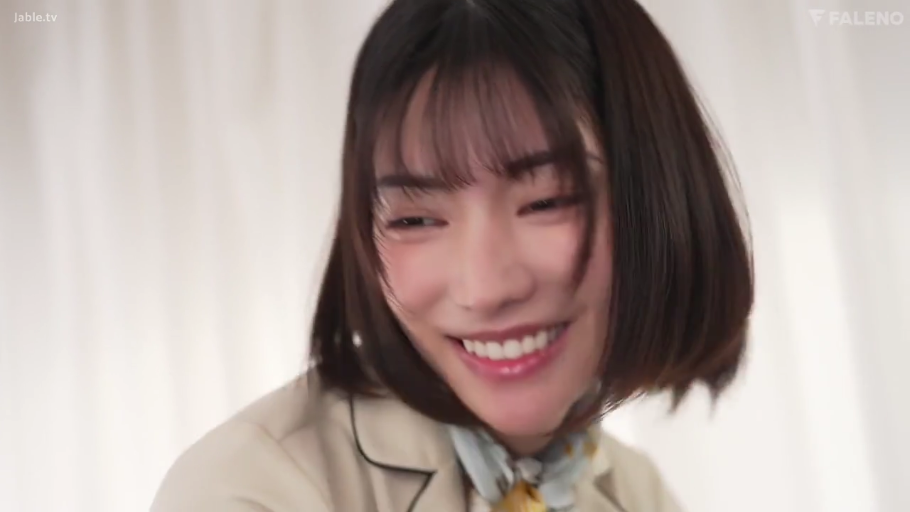 室内 · 俯身 · 脸部特写 · 微笑 · 成人内容 · 注视镜头 · 装饰灯 · 金属环项圈