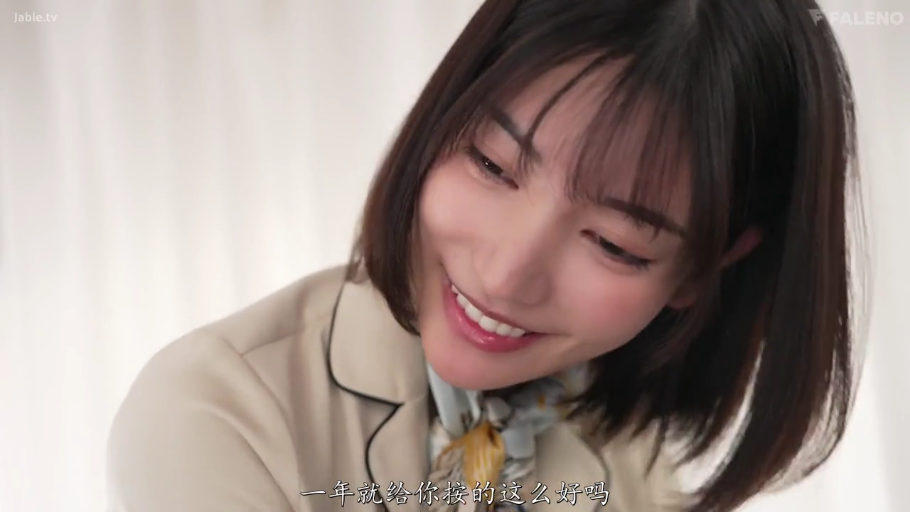 室内 · 顔部のクローズアップ · 甘美 · 微笑 · 清纯 · 職業制服 · 横に頭を傾ける