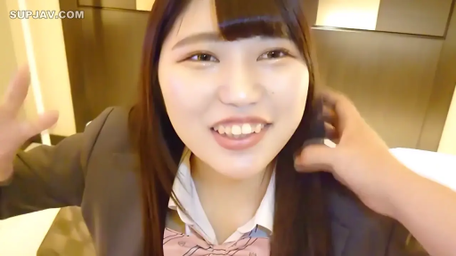 室内 · 手扶头发 · 粉色领结 · 脸部特写 · 开心 · 对视 · 第一人称视角