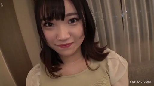 室内 · 面部 · 微笑 · 项链 · 白色上衣 · 注视 · 特写 · 正面