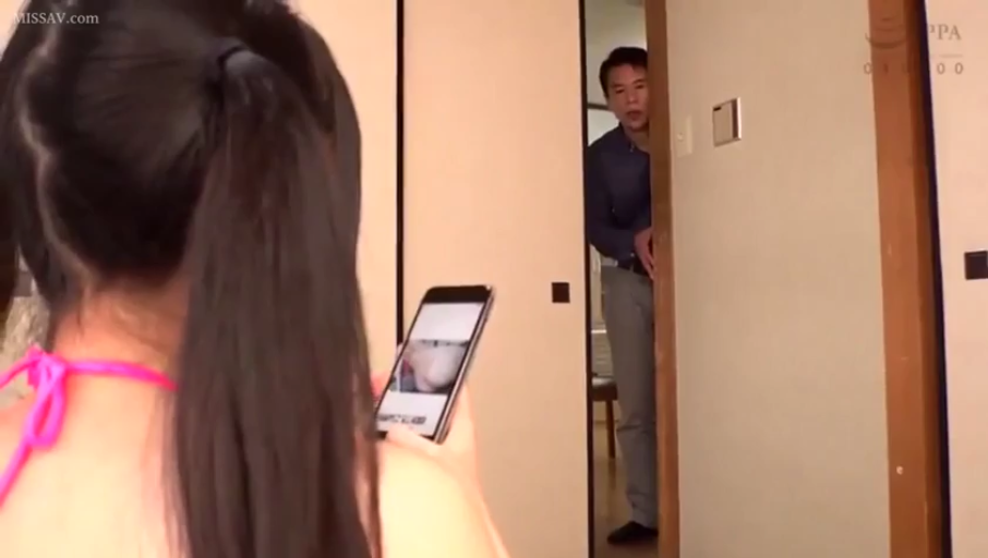 站立 · 和室 · 手机 · 惊讶 · 偷窥 · 粉色比基尼 · 偷拍 · 后脑视角