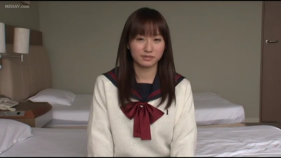 室内 · 微笑 · 台灯 · 面部特写 · 中文字幕 · 注视 · 托腮 · 白色针织衫