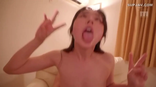 坐姿 · 脸部特写 · 全裸 · 沙发 · 摆拍 · 客厅 · 吐舌 · 双手比V